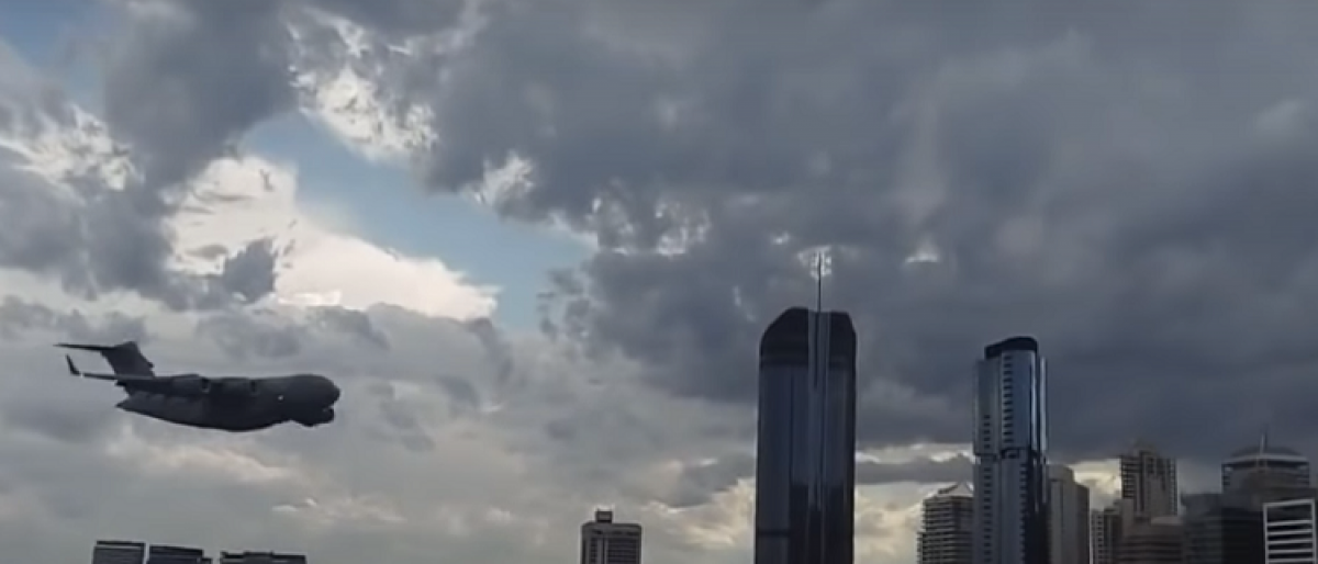 شاهد: طائرة كادت تصطدم بناطحة سحاب