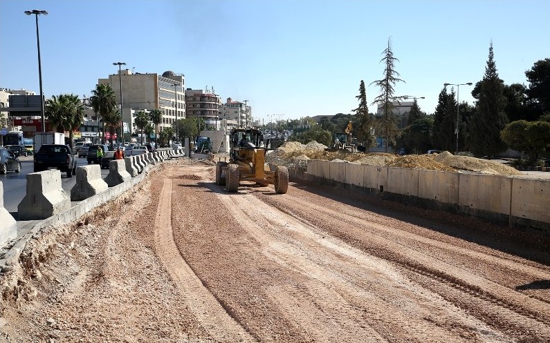 المباشرة بإنشاء الجسور الخرسانية داخل حرم