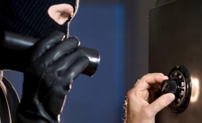 مجهولون يسرقون «قاصة» تاجر ساعات من