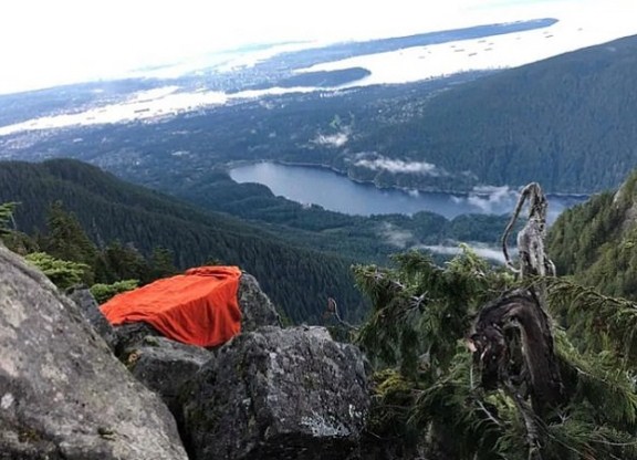 تبع إرشادات هاتفه.. فعلق على جرف