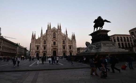 طائر يتلف لوحة بالملايين في إيطاليا