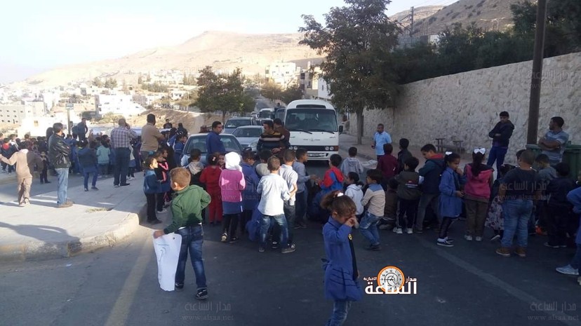 أهالي الطيبة بالبترا يحتجون ويطلبون جسرا