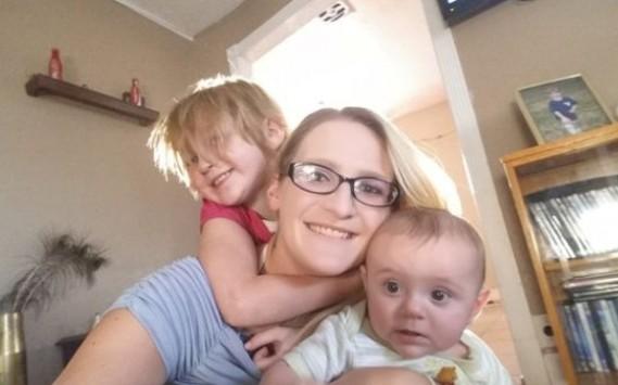 طفل بعمر عامين يطعن والدته