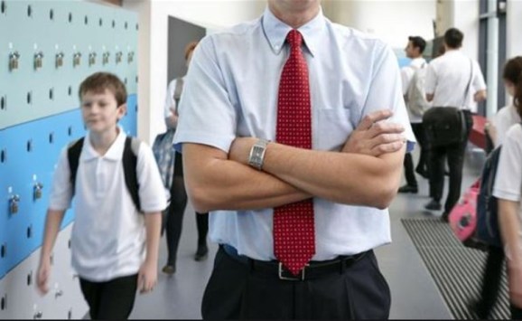 ذبح مدير مدرسة بوحشية أمام الطلاب