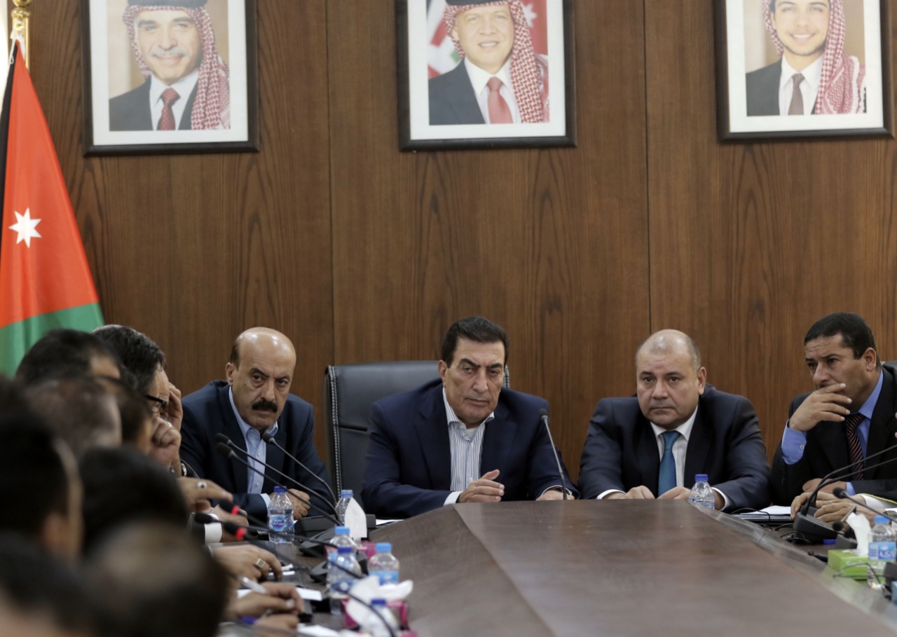 الطراونة يتوصل لاتفاق مع ممثلي البلديات