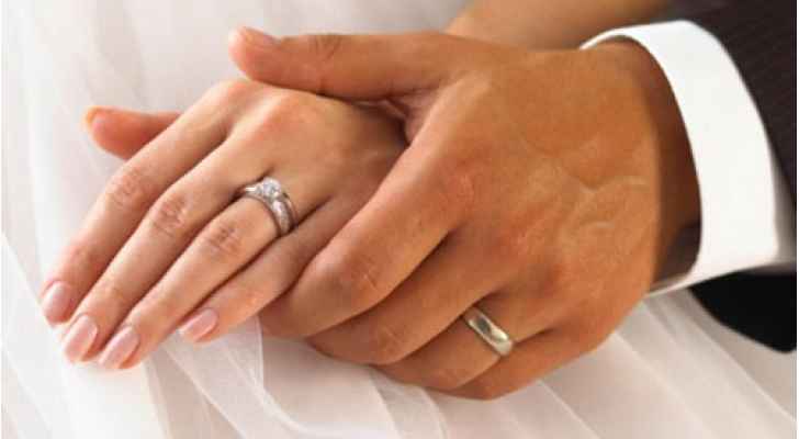 دراسة تكشف ’السن المثالي‘ لزواج يدوم