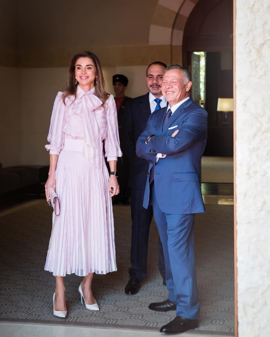 الملك يحتضن الأمير علي.. والملكة رانيا: