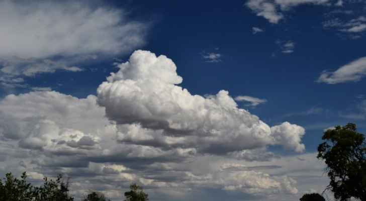 فرصة متاحة لزخات محلية رعدية من