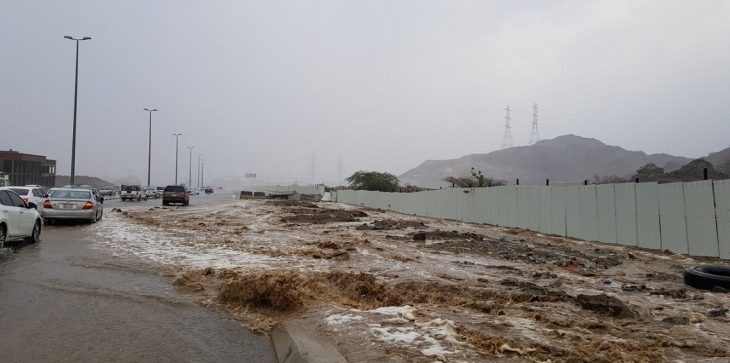 سيول جارفة وأمطار غزيرة بمكة المكرمة