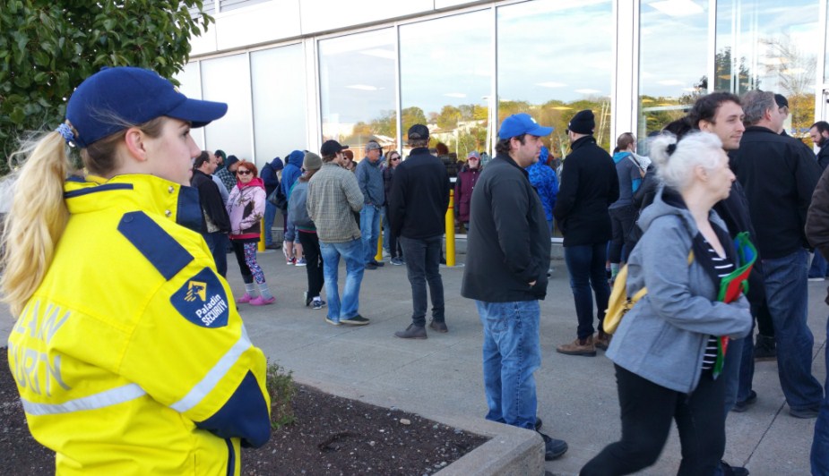 طوابير طويلة «ترحب» بالماريجوانا في كندا
