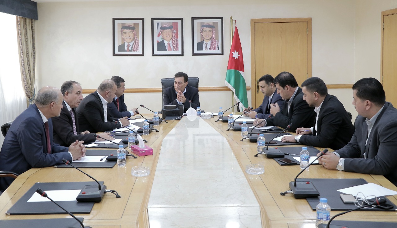 الطراونة يلتقي رؤساء بلديات للوقوف على