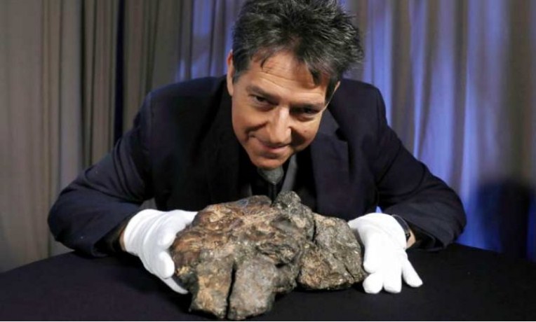 بيع حجر «لغز القمر» مقابل 600