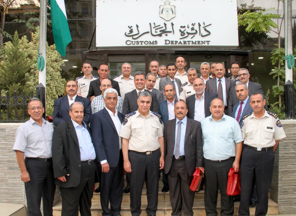 مدير عام الجمارك يكّرم موظفين أحيلوا