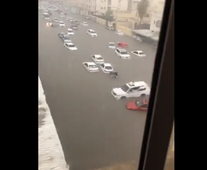 سيارات تغرق في شوارع قطر (فيديو)