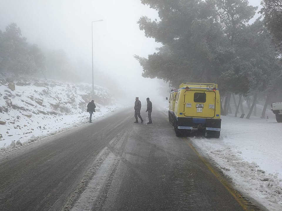 تساقط كثيف للثلوج واغلاق الطرق في