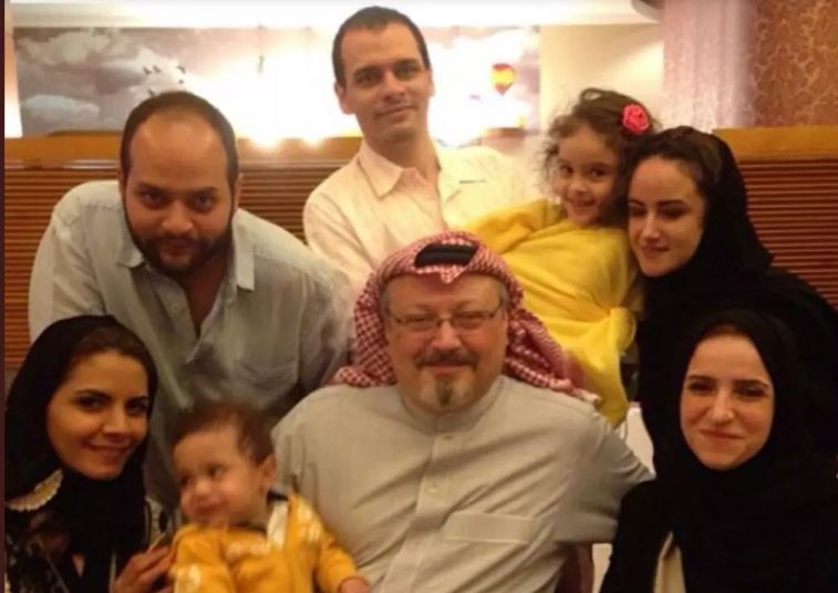 الملك سلمان وولي عهد يعزيان عائلة