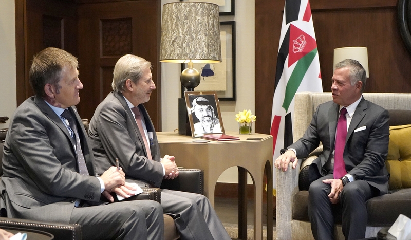 الملك يستقبل مفوض سياسة الجوار الأوروبية