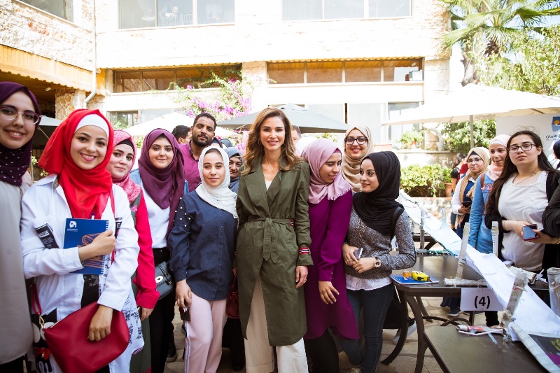 الملكة رانيا تلتقي الطلبة المستفيدين من