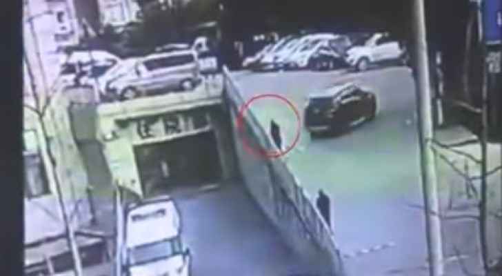 فيديو يحبس الأنفاس.. الموت يخطئ أما