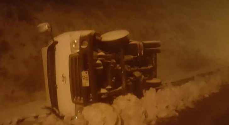 تدهور مركبة في منطقة وادي موسى