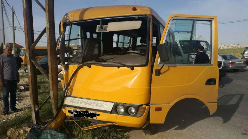 14 اصابة بتصادم 4 مركبات وحافلة