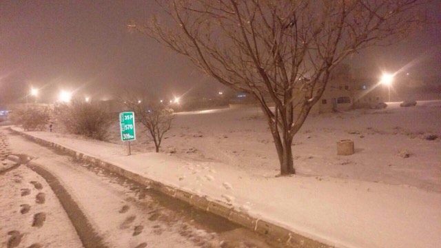 مناطق جنوب المملكة تكتسي بالحلّة البيضاء