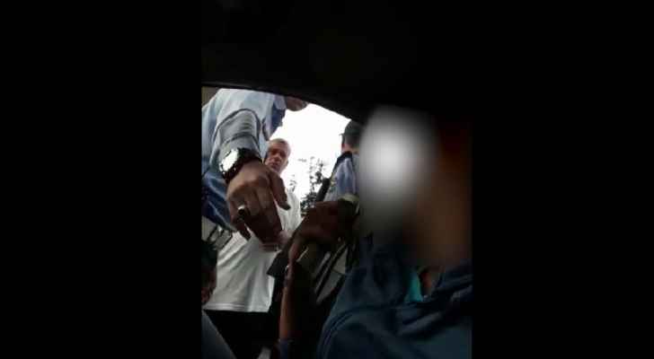 سائق يدعي اعتداء رقيب سير عليه