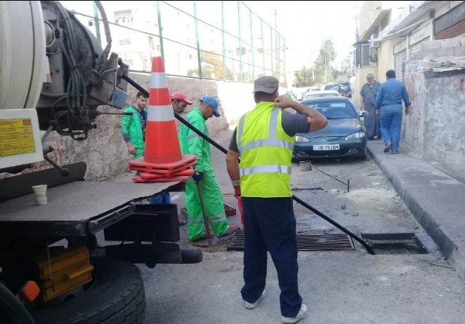 الأمانة : متابعة مناهل تصريف مياه