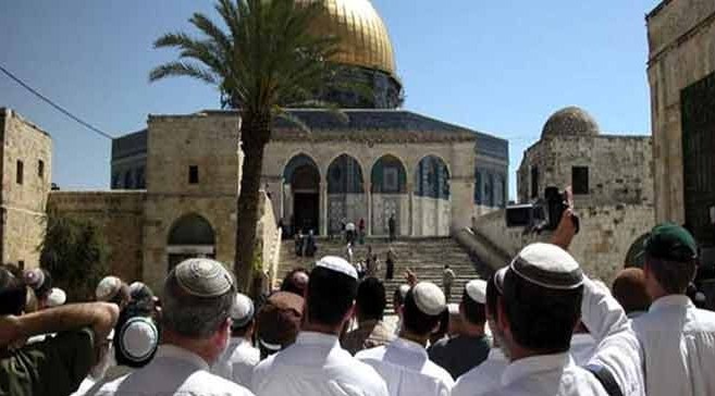 مستوطنون يقتحمون باحات المسجد الأقصى بحراسة