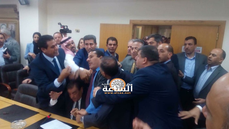 مشاجرة بين النائبين الهواملة والدميسي (فيديو