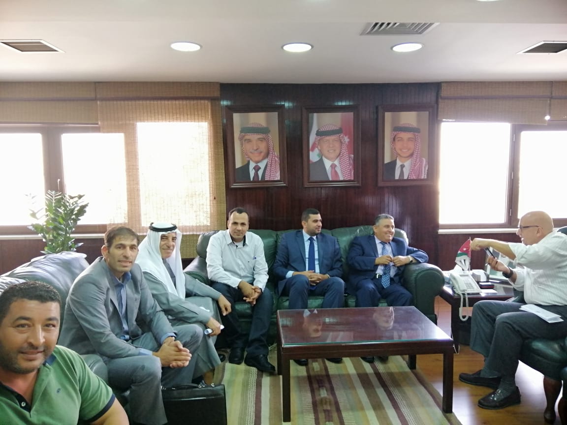 لحل أزمة آبار الأزرق.. وزير المياه