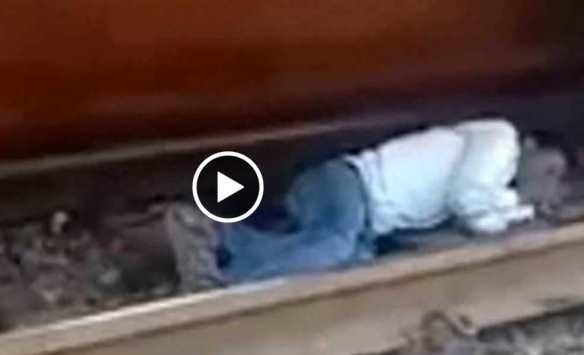 نجا بأعجوبة رغم مرور قطار فوقه