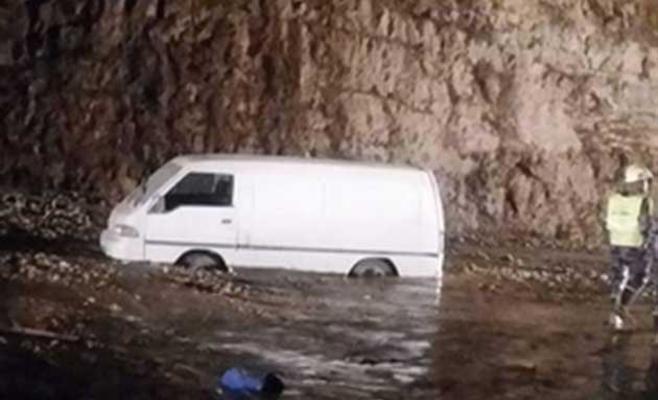 اغلاق طريق الزارة بالكامل إثر الانهيارات