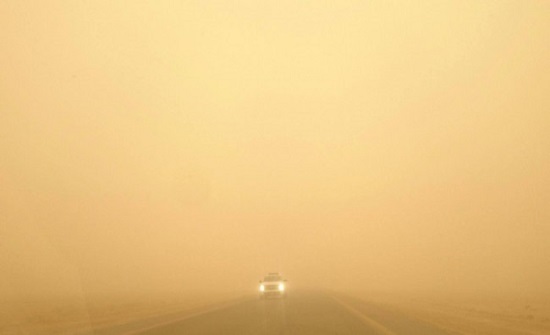 إغلاق طريق الرويشد الصفاوي بسبب الغبار