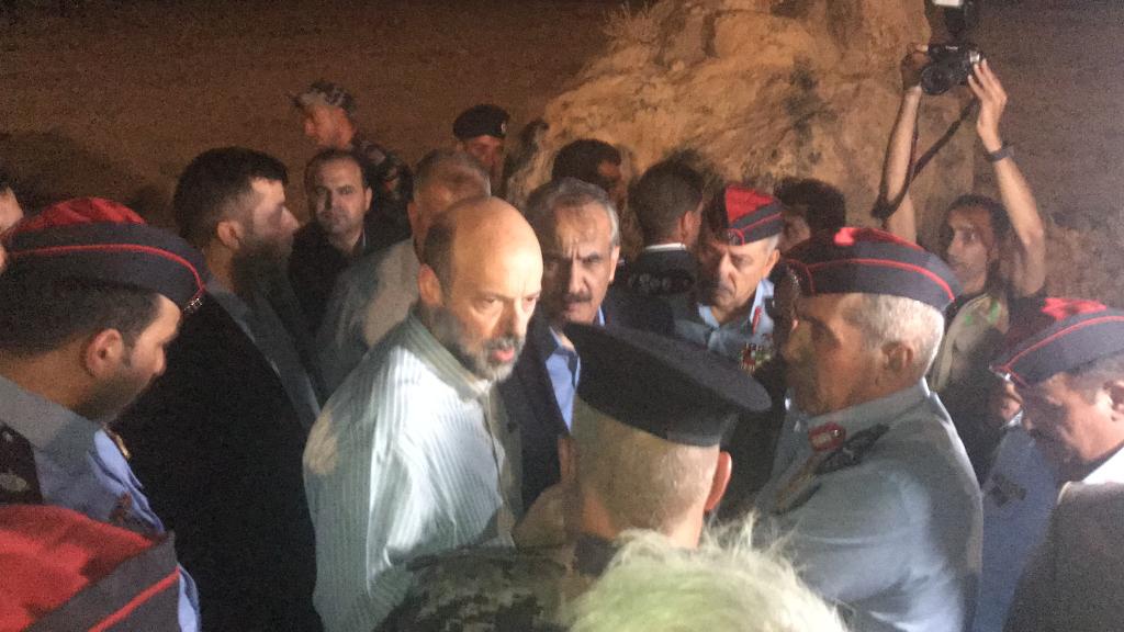 شاهد.. الرزاز وقيادات أمنية يتابعون أوضاع