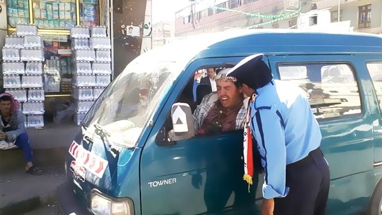 اغرب عقاب من شرطي مرور