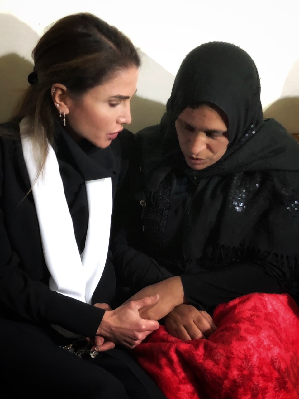 الملكة تواصل تقديم واجب العزاء للاسر