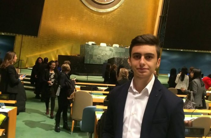 طالب اردني يلقي كلمة بالامم المتحدة