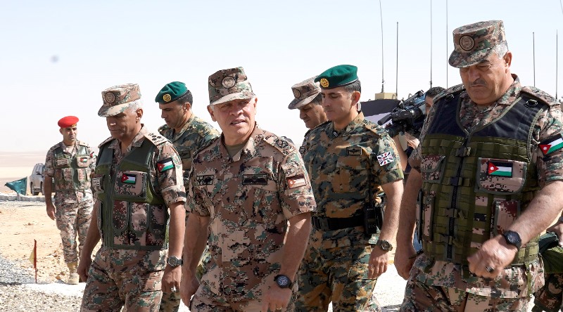 بالصور.. الملك يتابع مجريات التمرين العسكري