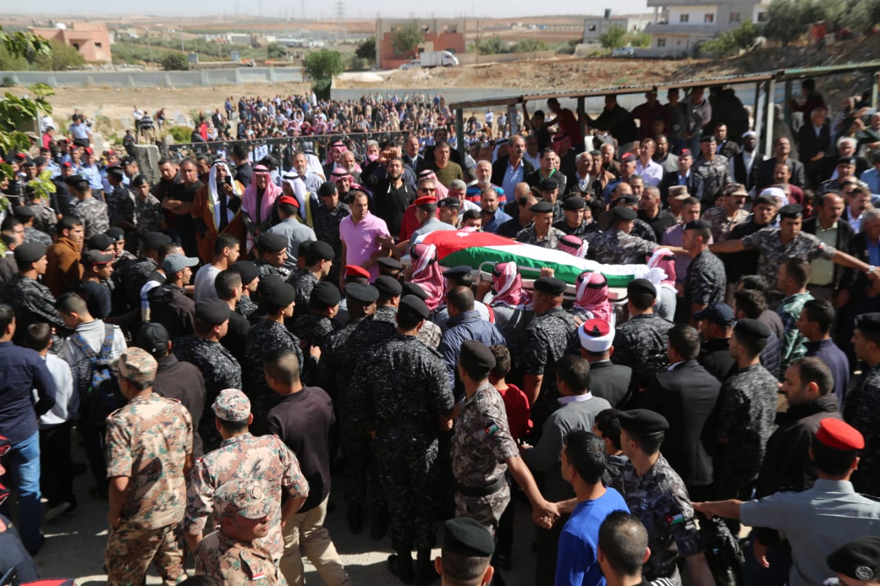 الآلاف يشيعون جثمان الشهيد الرقيب عبد