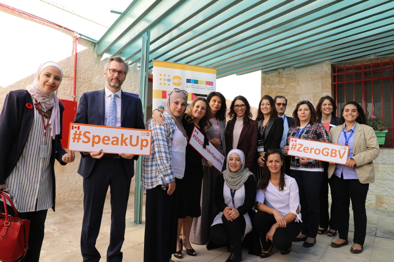 وزيرة خارجية كندا وسفيرها يزوران معهد