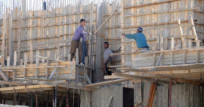 الضمان: البنّاء والبلّيط والقصّير ونقّاش الحجر