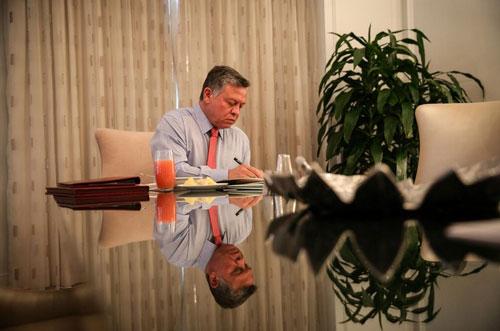 الملك يضع محاربة الاشاعة وتوفير المعلومة