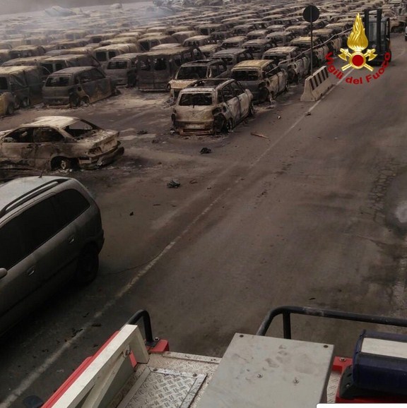 حريق ضخم يلتهم سيارات فخمة مخصصة