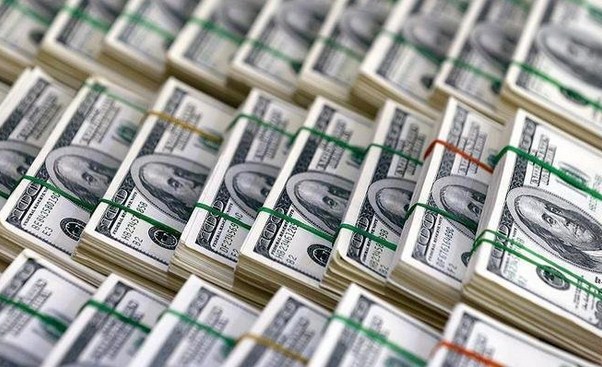 تراجع الدولار عالميا من أعلى مستوى