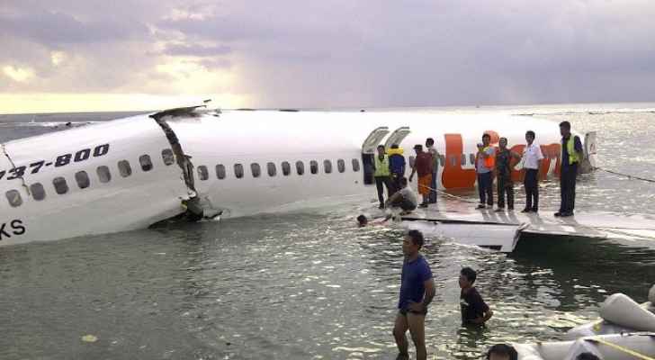 انتشال صندوق أسود يعود للطائرة الإندونيسية