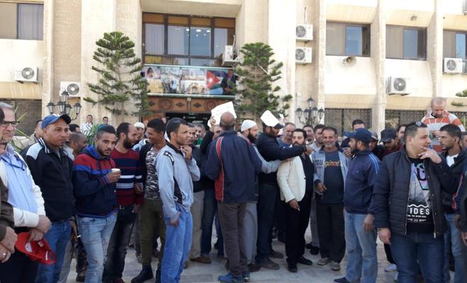 موظفو البيئة وسائقو الكابسات في بلدية