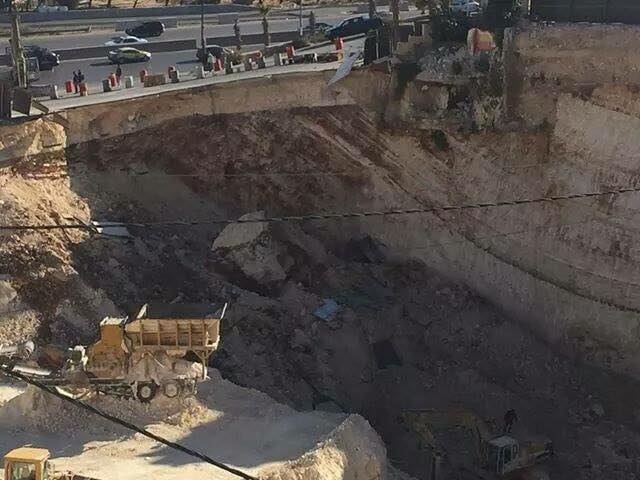 بعد انهيار الطريق.. الأمانة تلزم متعهدا