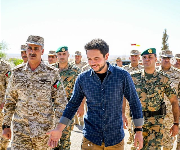 ولي العهد يزور قيادة المنطقة العسكرية