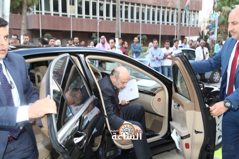 الرزاز أمام خيارين بعد استقالة الوزيرين